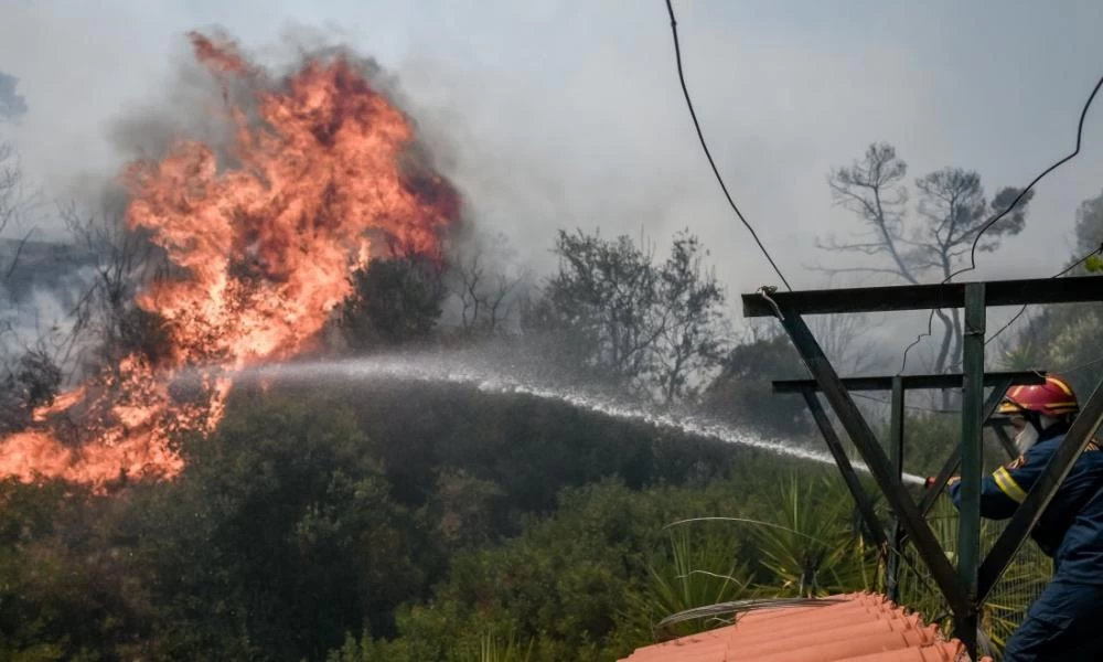 Φωτιά στην Κερατέα: Αστυνομικοί της ομάδας ΟΠΚΕ απεγκλωβίζουν ηλικιωμένη